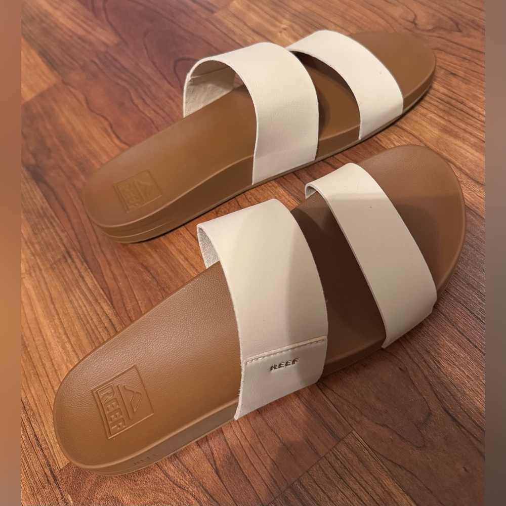 Women’s Reef ivory sandals
Size 8